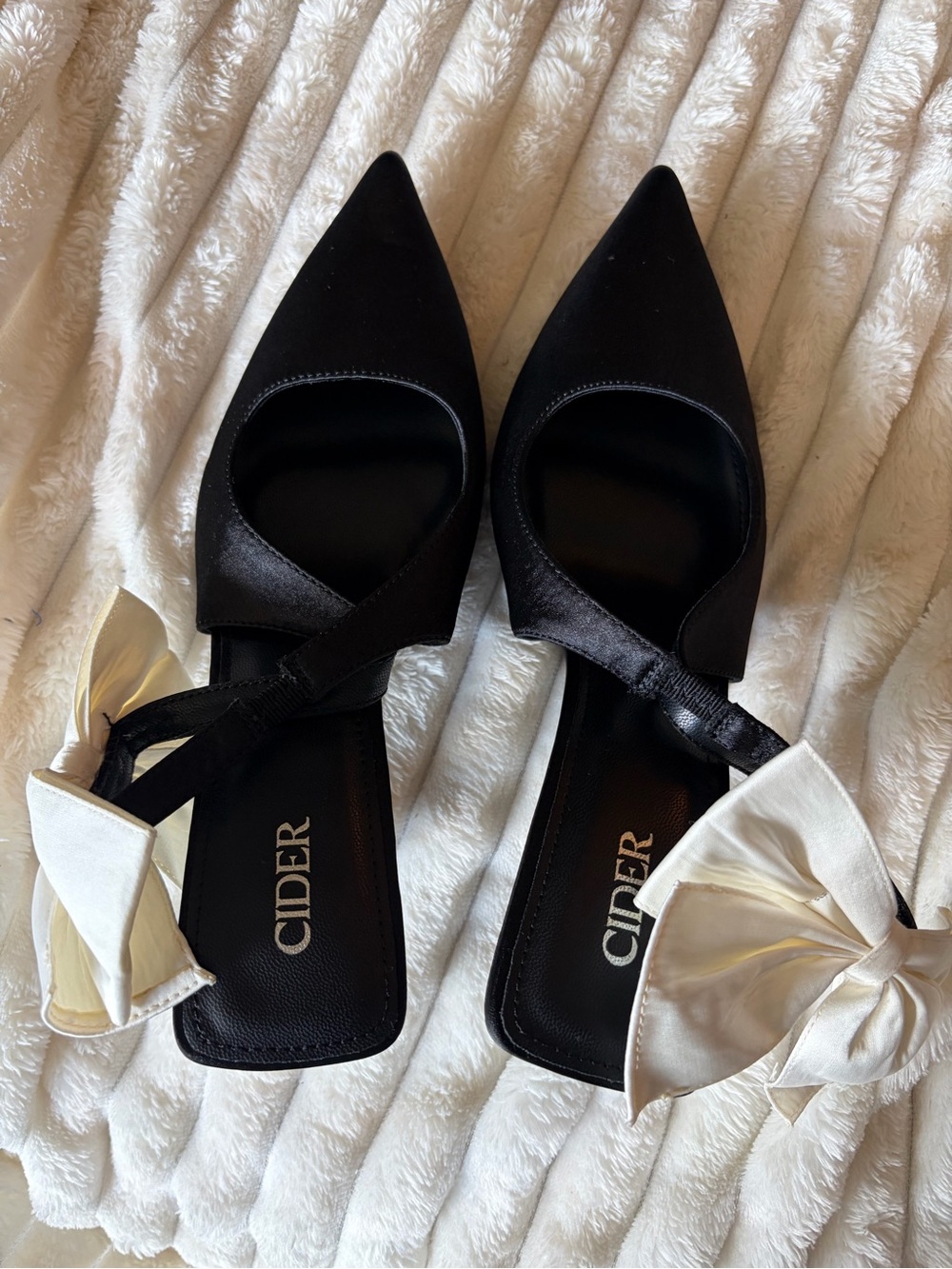 Cider Black Pointed Bow-Back kitten heels